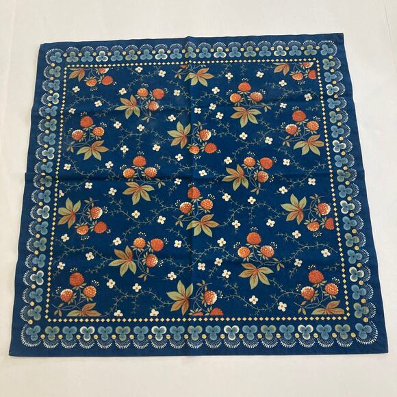 Williams Sonoma Blue Berry Meadow Set of 4 Fabric Dining Placemats & Napkins - Picture 10 of 11
